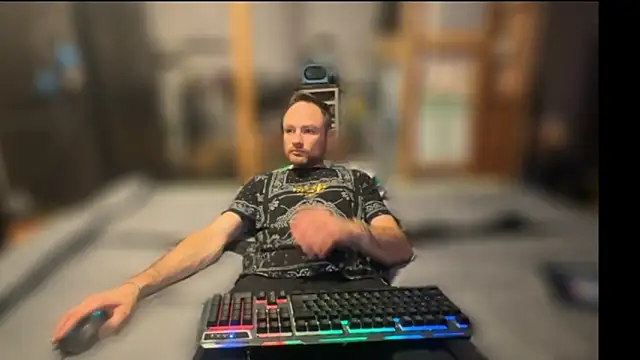 Snapshot of famous1tad chatting on December 19, 2:51 am famous1tad online show from December 19, 2:51 am