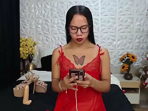 Snapshot of TransGoddessSofia chatting on December 15, 9:46 am TransGoddessSofia online show from December 15, 9:46 am