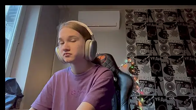 Snapshot of helgicuteness chatting on December 15, 6:39 am helgicuteness online show from December 15, 6:39 am