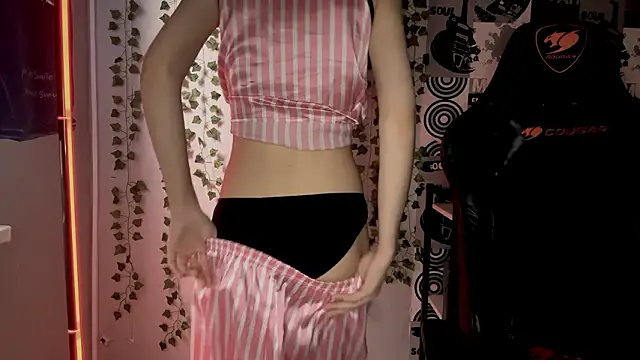 Snapshot of helgicuteness chatting on February 24, 12:03 pm helgicuteness online show from February 24, 12:03 pm