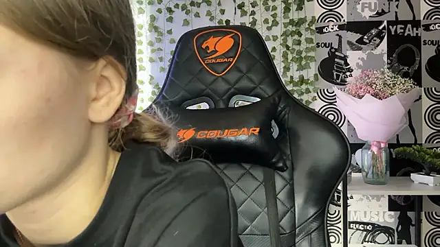 Snapshot of helgicuteness chatting on March 12, 12:11 pm helgicuteness online show from March 12, 12:11 pm