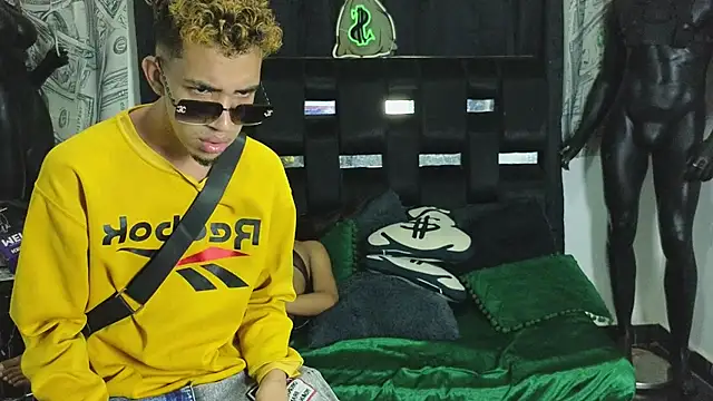 Snapshot of Princess_Room chatting on December 15, 7:34 am Princess Room online show from December 15, 7:34 am