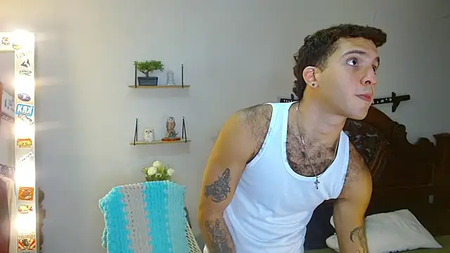 Snapshot of oceanboy_vibe chatting on December 15, 7:40 pm oceanboy vibe online show from December 15, 7:40 pm