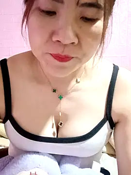 Snapshot of Lily-ross22 chatting on November 30, 9:57 am Lily-ross22 online show from November 30, 9:57 am