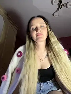 Snapshot of TomilaSi chatting on December 3, 8:18 pm TomilaSi online show from December 3, 8:18 pm