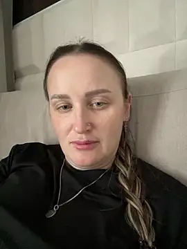 Snapshot of TomilaSi chatting on April 4, 10:46 am TomilaSi online show from April 4, 10:46 am