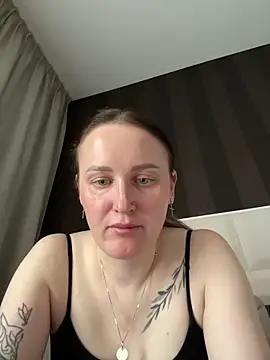 Snapshot of TomilaSi chatting on April 6, 11:22 am TomilaSi online show from April 6, 11:22 am