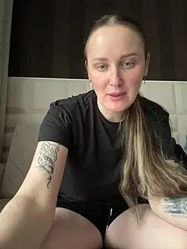 Snapshot of TomilaSi chatting on April 8, 11:54 am TomilaSi online show from April 8, 11:54 am