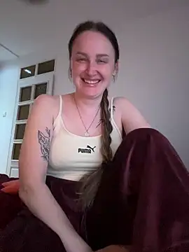 Snapshot of TomilaSi chatting on April 10, 8:57 pm TomilaSi online show from April 10, 8:57 pm