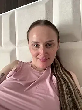 Snapshot of TomilaSi chatting on April 18, 12:20 pm TomilaSi online show from April 18, 12:20 pm