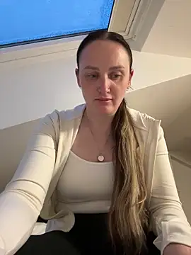 Snapshot of TomilaSi chatting on June 5, 7:08 pm TomilaSi online show from June 5, 7:08 pm