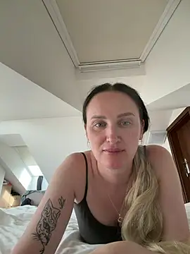 Snapshot of TomilaSi chatting on July 23, 1:53 pm TomilaSi online show from July 23, 1:53 pm