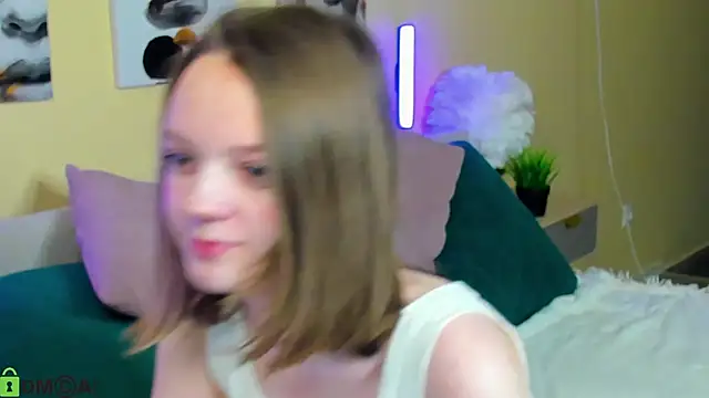 Snapshot of Olivia_Riesz chatting on April 5, 1:36 am Olivia Riesz online show from April 5, 1:36 am