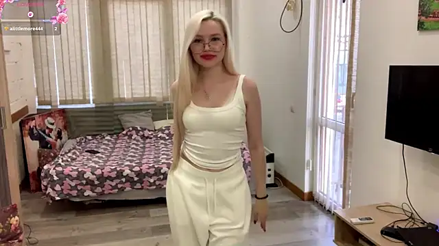 Snapshot of MistikMinx chatting on December 17, 12:55 pm MistikMinx online show from December 17, 12:55 pm