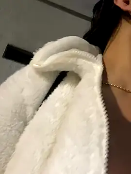 Snapshot of MelissaGill_ chatting on December 4, 10:35 am MelissaGill online show from December 4, 10:35 am