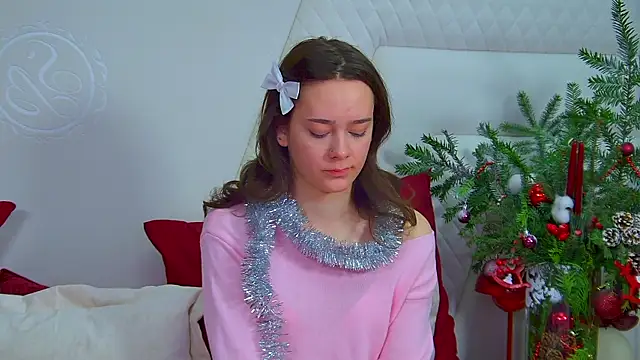 Snapshot of LilyLanes chatting on December 4, 8:01 am LilyLanes online show from December 4, 8:01 am