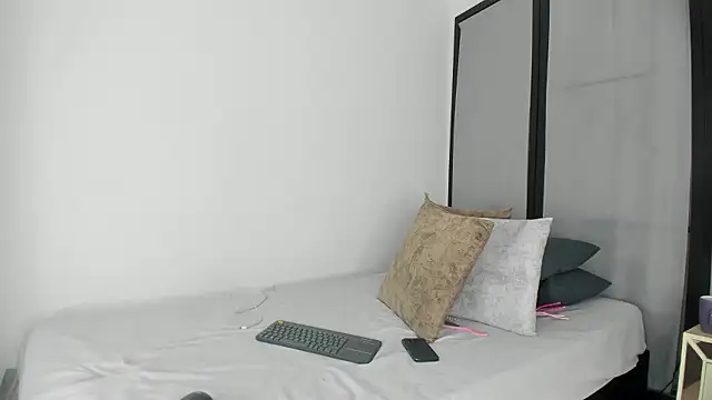 niicole steele  online show from March 18, 9:07 pm