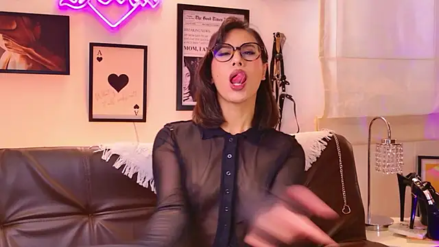 Rue Bellafire online show from December 4, 5:32 pm