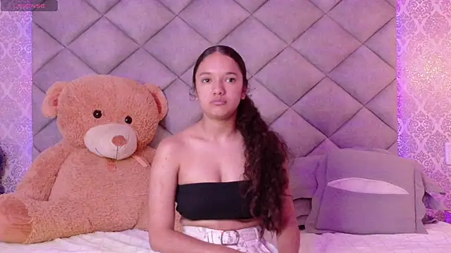 Snapshot of TinyCurlQueen chatting on December 5, 7:54 pm TinyCurlQueen online show from December 5, 7:54 pm