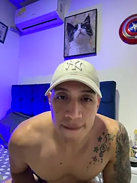 Snapshot of OliverWest04 chatting on November 25, 9:31 am OliverWest04 online show from November 25, 9:31 am