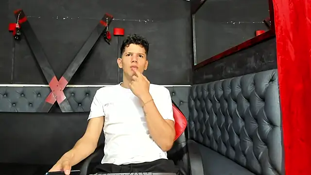 Snapshot of Erick_white chatting on December 16, 2:44 pm Erick white online show from December 16, 2:44 pm