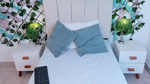 CharlotteBlossom online show from December 1, 8:25 pm