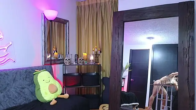 Snapshot of MightyLaura1 chatting on November 27, 10:34 pm MightyLaura1 online show from November 27, 10:34 pm