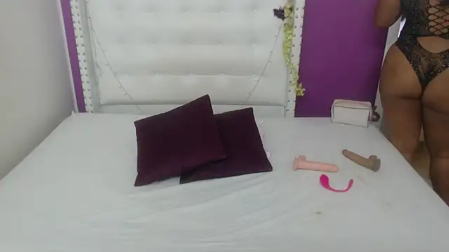 Snapshot of naughty_bigass_18 chatting on December 16, 3:33 am naughty bigass 18 online show from December 16, 3:33 am