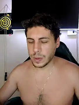 gonzalito222 online show from February 3, 8:47 pm