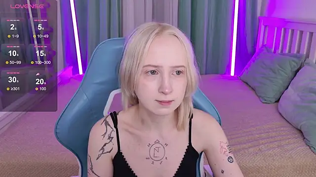 Snapshot of _Babyface_ chatting on December 15, 9:13 am Babyface online show from December 15, 9:13 am