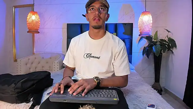 Snapshot of Brand_Collins chatting on November 29, 10:18 am Brand Collins online show from November 29, 10:18 am