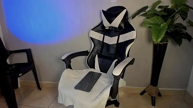 Snapshot of Brand_Collins chatting on December 13, 7:53 pm Brand Collins online show from December 13, 7:53 pm