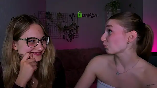 Snapshot of mary_meow_hot chatting on April 21, 7:28 pm mary meow hot online show from April 21, 7:28 pm