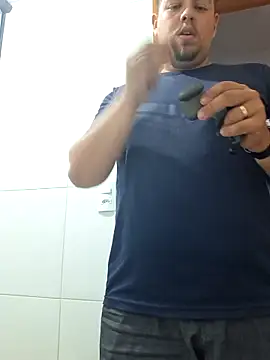 Snapshot of Leoon98 chatting on March 24, 3:39 pm Leoon98 online show from March 24, 3:39 pm