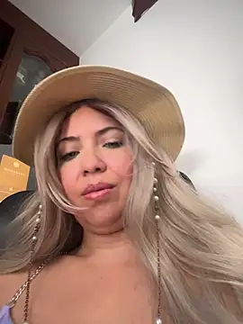 IsaSantoDomingo online show from December 15, 3:27 pm