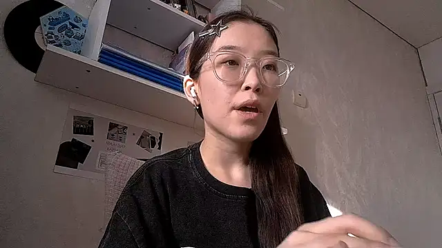 Snapshot of MollyTiger chatting on November 29, 8:50 am MollyTiger online show from November 29, 8:50 am