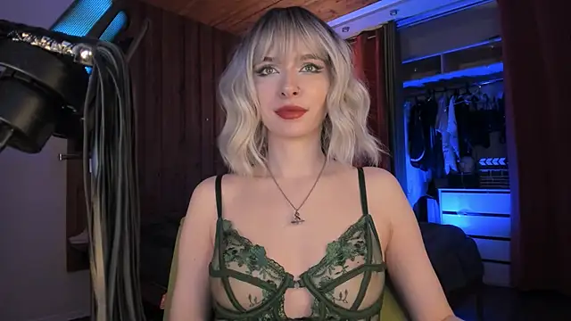 Snapshot of Mistress_Iris chatting on January 9, 8:10 pm Mistress Iris online show from January 9, 8:10 pm
