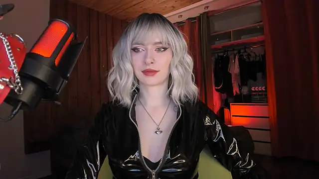 Snapshot of Mistress_Iris chatting on January 10, 10:58 pm Mistress Iris online show from January 10, 10:58 pm