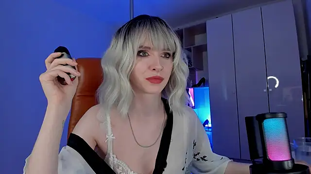 Snapshot of Mistress_Iris chatting on June 9, 5:46 pm Mistress Iris online show from June 9, 5:46 pm