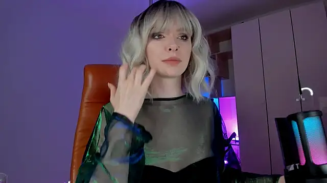 Snapshot of Mistress_Iris chatting on June 10, 8:08 pm Mistress Iris online show from June 10, 8:08 pm