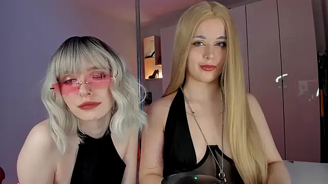 Snapshot of Mistress_Iris chatting on June 15, 4:42 pm Mistress Iris online show from June 15, 4:42 pm