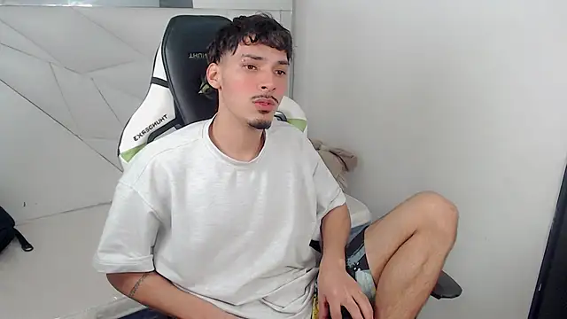 Snapshot of Yankeee_ chatting on November 26, 4:13 am Yankeee online show from November 26, 4:13 am