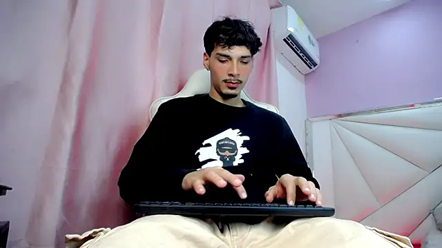 Snapshot of Yankeee_ chatting on December 14, 4:29 am Yankeee online show from December 14, 4:29 am