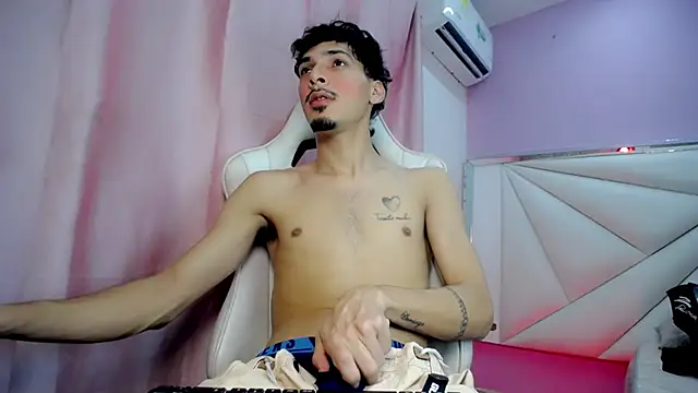 Snapshot of Yankeee_ chatting on December 15, 4:17 am Yankeee online show from December 15, 4:17 am