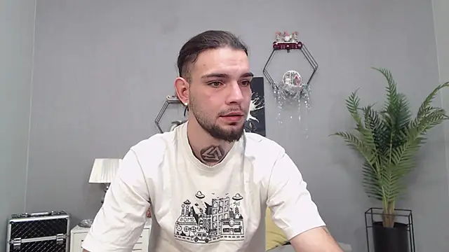 Snapshot of KaneHunter chatting on December 14, 7:18 pm KaneHunter online show from December 14, 7:18 pm