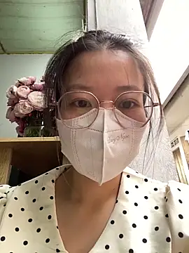 Snapshot of rose2111 chatting on March 22, 1:20 am rose2111 online show from March 22, 1:20 am