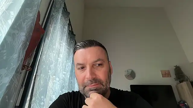 Snapshot of coolsmith81 chatting on June 4, 6:52 am coolsmith81 online show from June 4, 6:52 am
