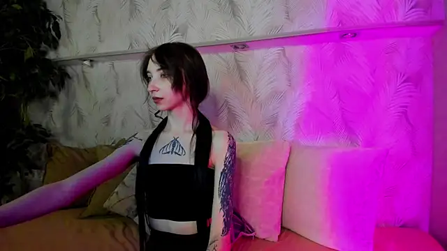 Snapshot of Ellen_Hops chatting on May 13, 12:41 am Ellen Hops online show from May 13, 12:41 am