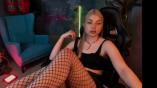 Snapshot of HyileyClark chatting on November 27, 1:35 pm HyileyClark online show from November 27, 1:35 pm