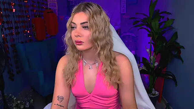 Snapshot of HyileyClark chatting on February 22, 10:14 am HyileyClark online show from February 22, 10:14 am